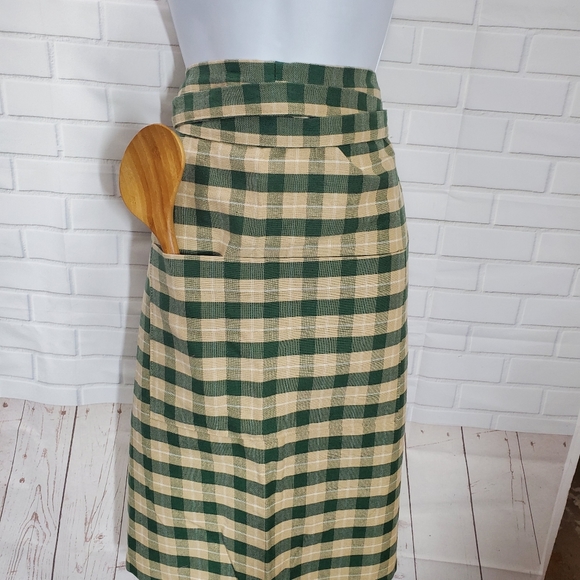 Gingham Plaid Green and Beige Waist Apron with Pockets - Picture 2 of 6